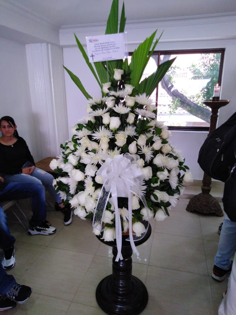 flores-floristeria-medellin-rf-34-que-en-tu-dulce-paz-siempre-haya-una-luz-intensa-que-brille-por-toda-la-eternidad-flores-floristeria-medellin